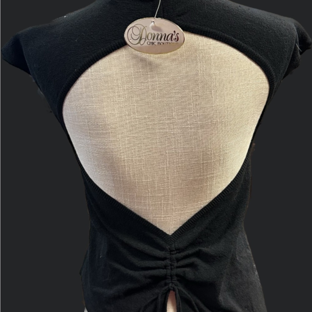 Essendi Diamond open back shirt.